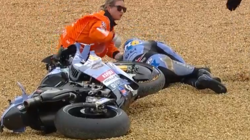 Stravičan prizor! Motor na jednu, vozač na drugu stranu: Leteo 20 metara, prevrtao se (VIDEO)
