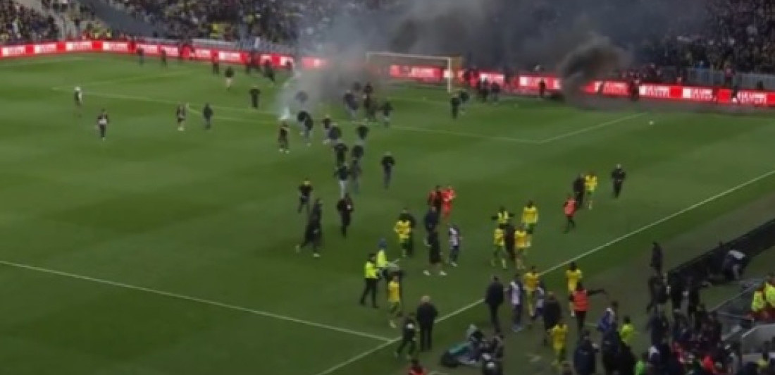 Jezive scene iz Francuske! Navijači uleteli na teren i krenuli ka igračima, meč prekinut (VIDEO)