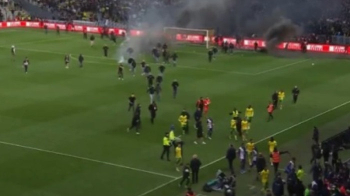Jezive scene iz Francuske! Navijači uleteli na teren i krenuli ka igračima, meč prekinut (VIDEO)