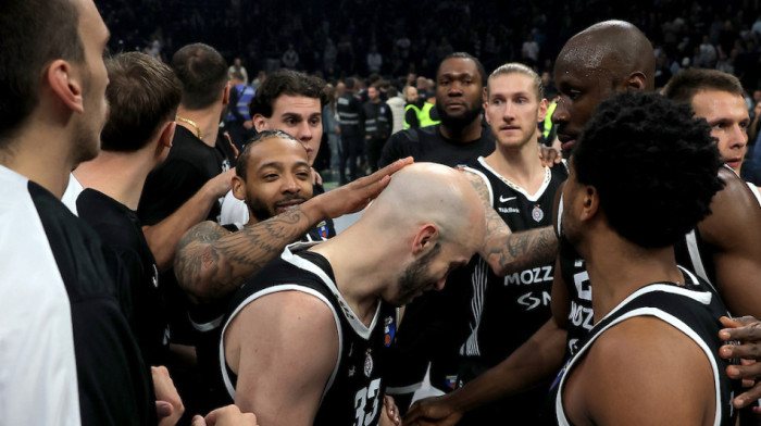Jaooo muko moja, ovi nisu normalni... Navijači Partizana umalo završili u bolnici