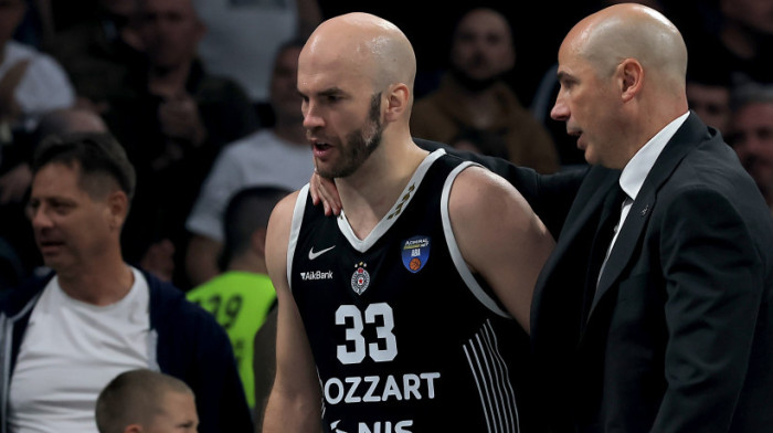 Auh, blam godine! Kalatesa ispalila lepa voditeljka, pa pokušao da se izvadi (FOTO)