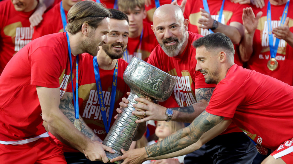 Emotivno do koske na "Marakani"! Pogledajte šta je dočekalo igrače Zvezde na dodeli pehara (VIDEO)