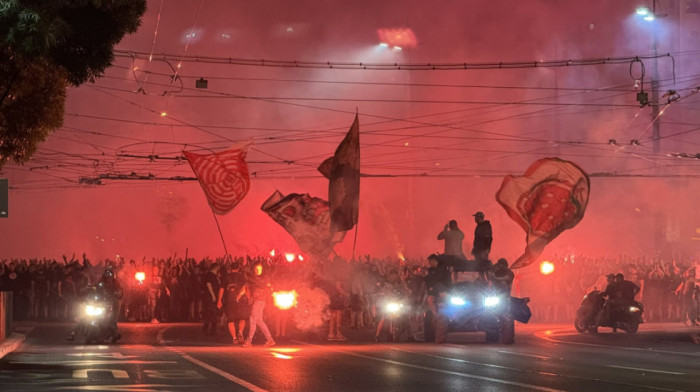 Fešta na Slaviji: Navijači Crvene zvezde krenuli prema Kalemegdanu (VIDEO)