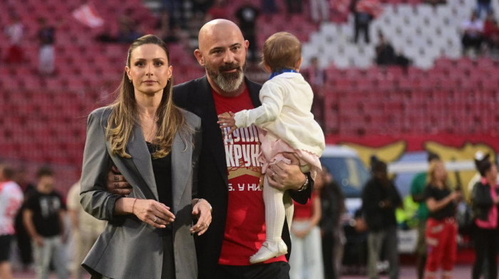 Pogledajte suprugu Dejana Stankovića: Sa Anitom i ćerkicom slavio titulu (FOTO)