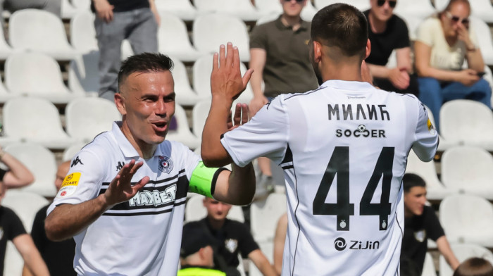 Festival emocija! Suze, aplauzi, zagrljaji, Partizan poklonio petardu Nathu za kraj