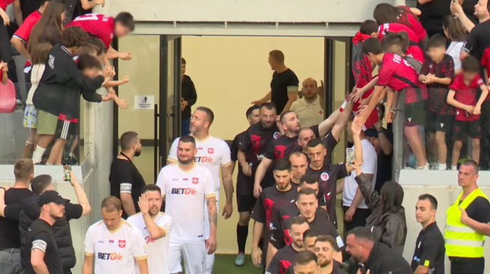 Sramna provokacija u Albaniji! Deca pokazala srednji prst "orlovima", pa dobila osmeh i lekciju