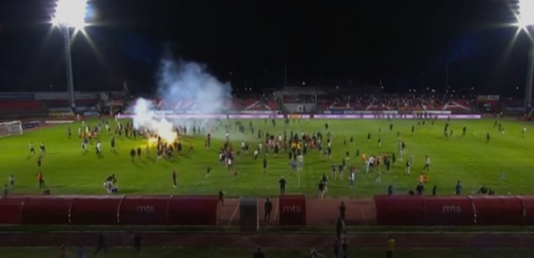 Potpuni metež u Kragujevcu: Navijači Radničkog napali igrače - Uprkos opstanku u Superligi (VIDEO)