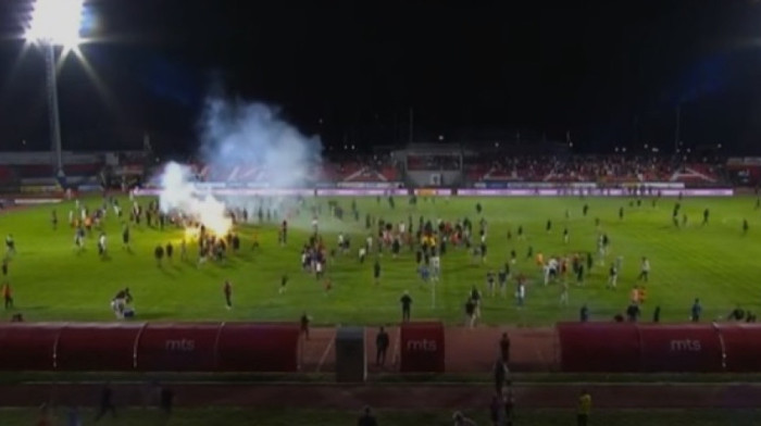 Potpuni metež u Kragujevcu: Navijači Radničkog napali igrače - Uprkos opstanku u Superligi (VIDEO)
