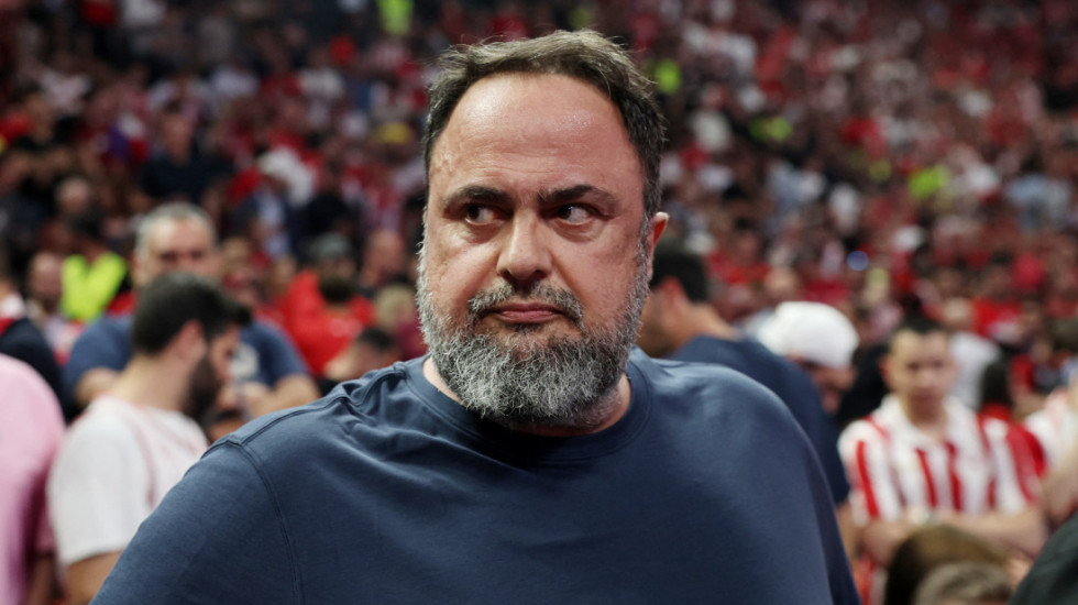 Pljuvanje, šamar, psovke... Gazda Olimpijakosa udario političara, pa dobio batine (VIDEO)