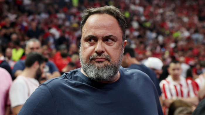 Pljuvanje, šamar, psovke... Gazda Olimpijakosa udario političara, pa dobio batine (VIDEO)