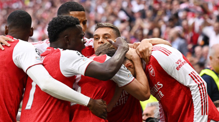 Pivo u ruci, šal Arsenala oko vrata! Jokić u Budimpešti prati finale Lige šampiona (VIDEO)