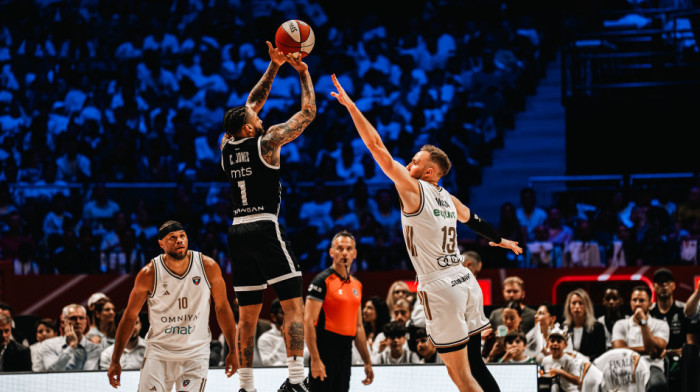 Ludilo košarka u Dubaiju: Pljušte trojke sa svih strana, vodi Partizan
