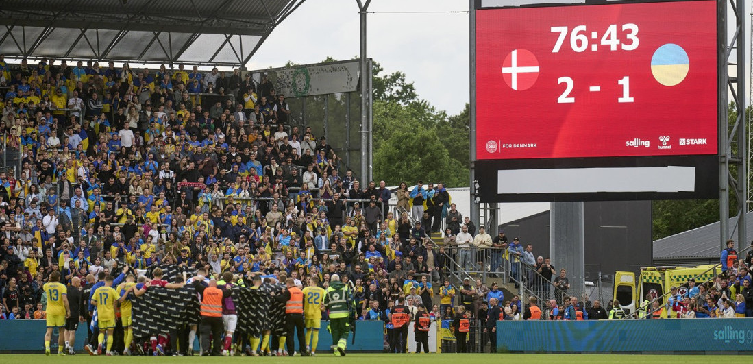 (VIDEO) Evo kako je izgledao trenutak kada se Eriksen srušio: Muk na stadionu, lekari hitno utrčali