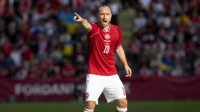 Kristijan Eriksen se uhvatio za grudi, pokušao je nešto da kaže pre kolapsa na terenu