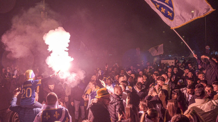 Grmi užičko kolo usred Kanade: Navijačice BiH ukrale šou pred debi "zmajeva", snimci obilaze svet (VIDEO)