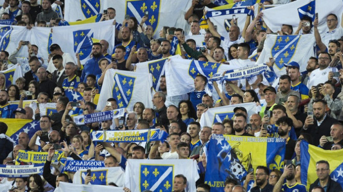 Pa ljudi, ovo samo Balkanci mogu! Bosanci kao kod kuće - Evo kako bodre "zmajeve" pred meč (VIDEO)