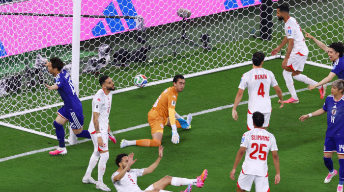 Ludnica na stadionu, Japan ekspresno poveo