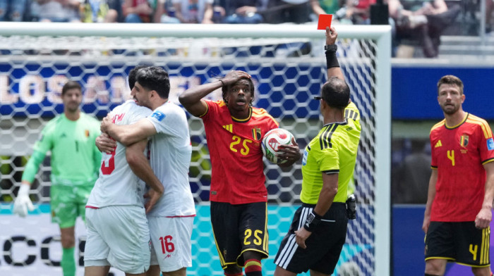 Auuuuu, crveni karton za Belgiju! Kakav šok, Iranci u velikoj prednosti