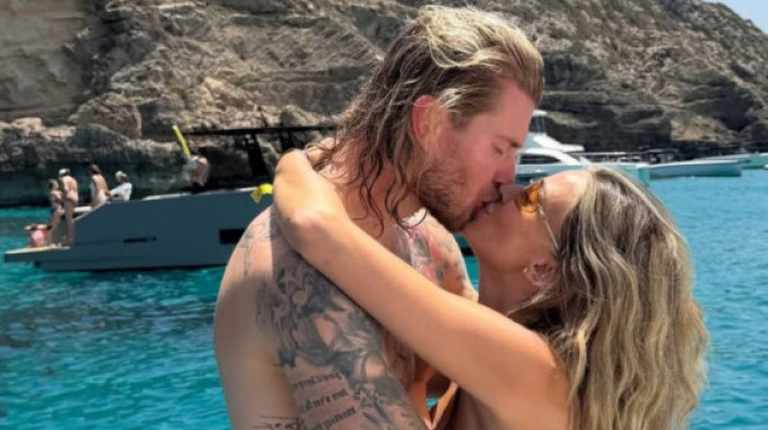 Sa Mundijala na plažu! Dileta pokazala seksi telo samo mesec i po posle porođaja