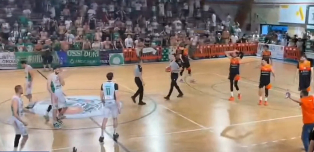Dve sekunde apsolutnog ludila: Namerni promašaj, pa autokoš - i onda haos (VIDEO)