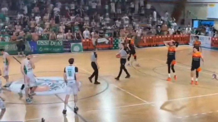 Dve sekunde apsolutnog ludila: Namerni promašaj, pa autokoš - i onda haos (VIDEO)