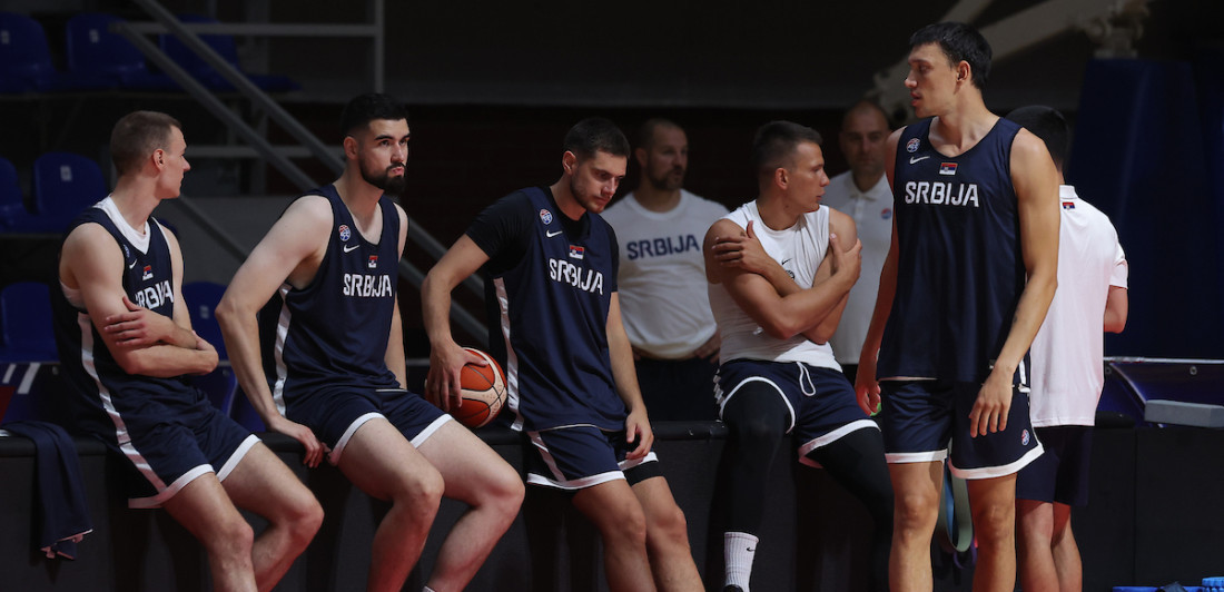 Ovi momci bi i na Mundijalu igrali! "Orlovi", gledate li? Košarkaši održali čas fudbala (VIDEO)