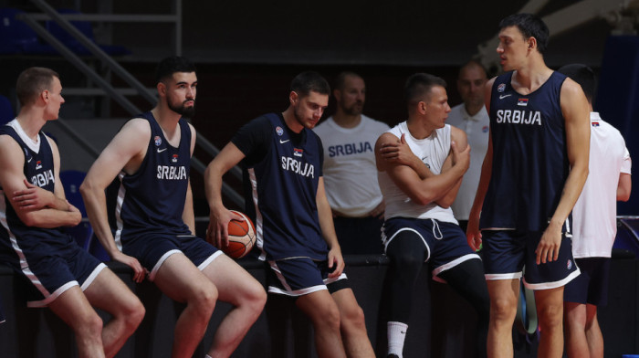 Ovi momci bi i na Mundijalu igrali! "Orlovi", gledate li? Košarkaši održali čas fudbala (VIDEO)