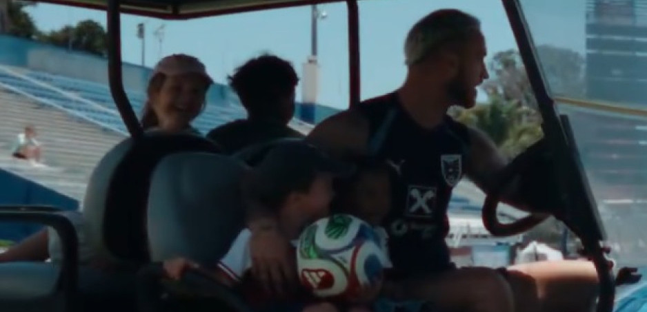 "Deco, jel volite brzu vožnju?" Arnautović rekreirao kultnu scenu iz filma i ukrao šou na Mundijalu (VIDEO)