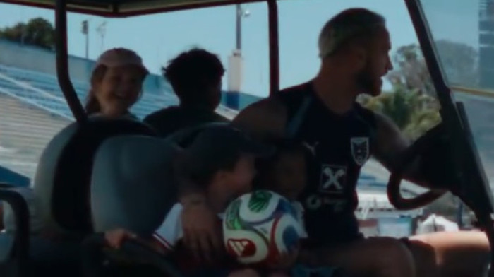 "Deco, jel volite brzu vožnju?" Arnautović rekreirao kultnu scenu iz filma i ukrao šou na Mundijalu (VIDEO)