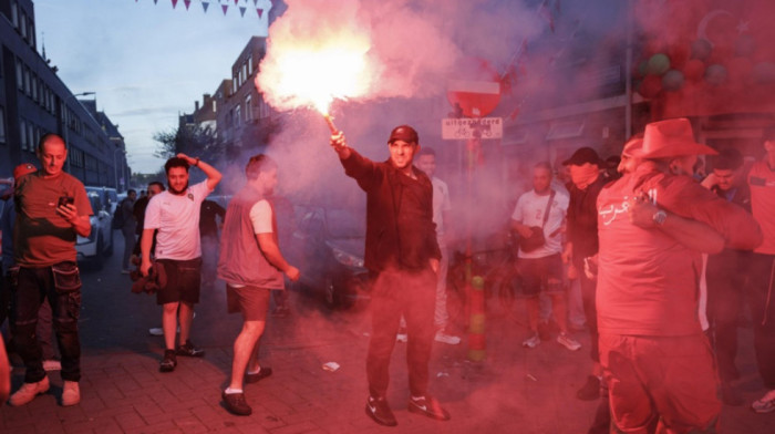 Blog sa Mundijala: Rat na ulicama, letele kamenice i flaše, huligani napravili haos
