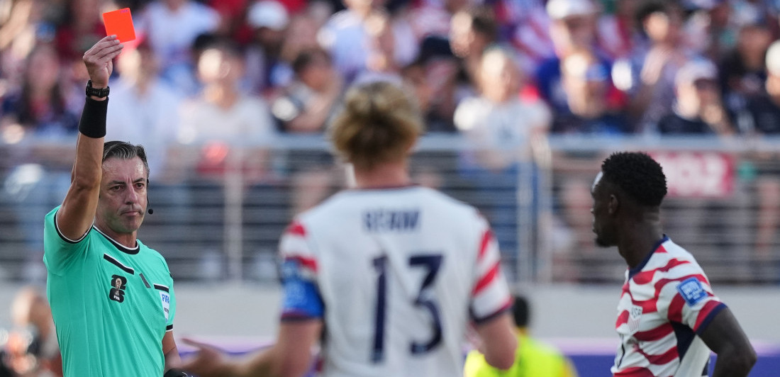 Bruka i sramota: FIFA zbog Amerikanaca primenila nikad viđeno pravilo! Napadač igra uprkos suspenziji