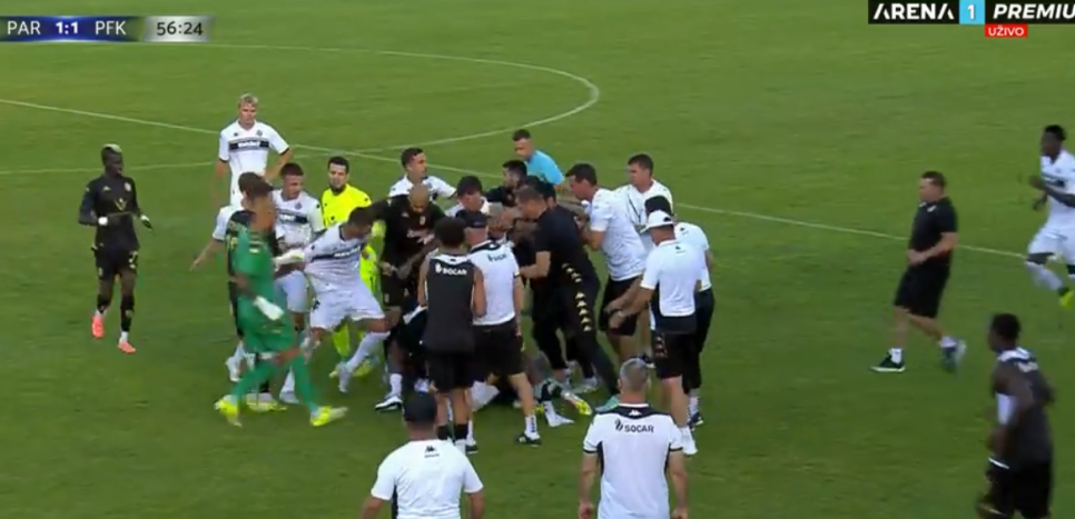 Epska sramota! Opšta tuča na utakmici Partizana, pesnice sevale na sve strane (VIDEO)