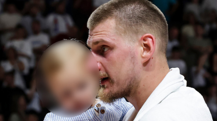 Ignjat i Ognjena u tatinom zagrljaju: Fotke obišle planetu, Nikola Jokić prišao ćerki i sinu posle pobede