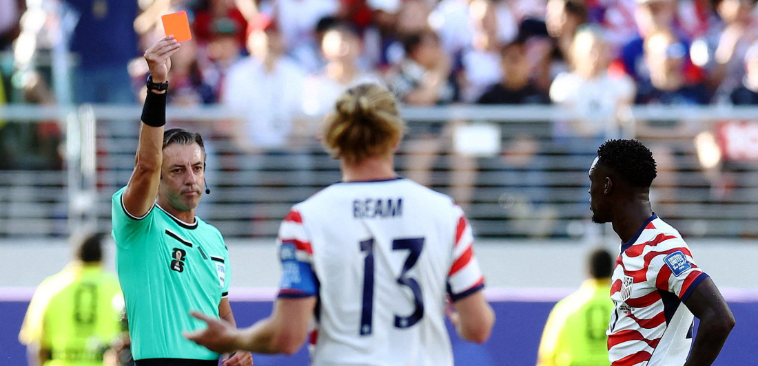 Stigao odgovor Trampu! Predsednik SAD napao sudiju sa kontroverzne utakmice, FIFA ga brani