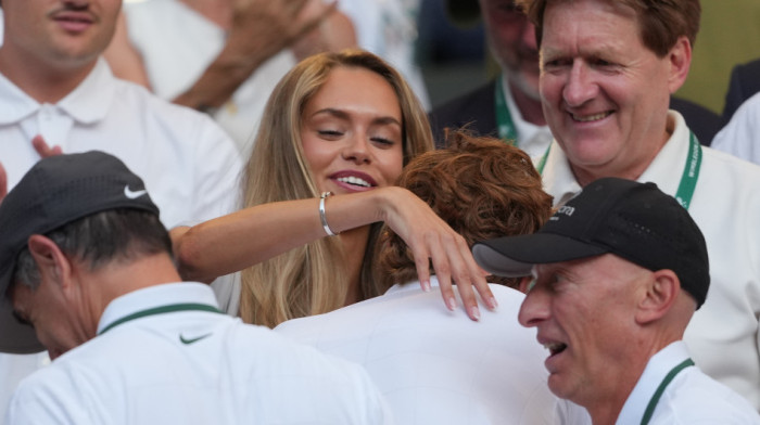 Fatalna Bosanka ukrala šou na finalu Vimbldona! Siner osvojio titulu, pa odmah otrčao njoj u zagrljaj (FOTO)
