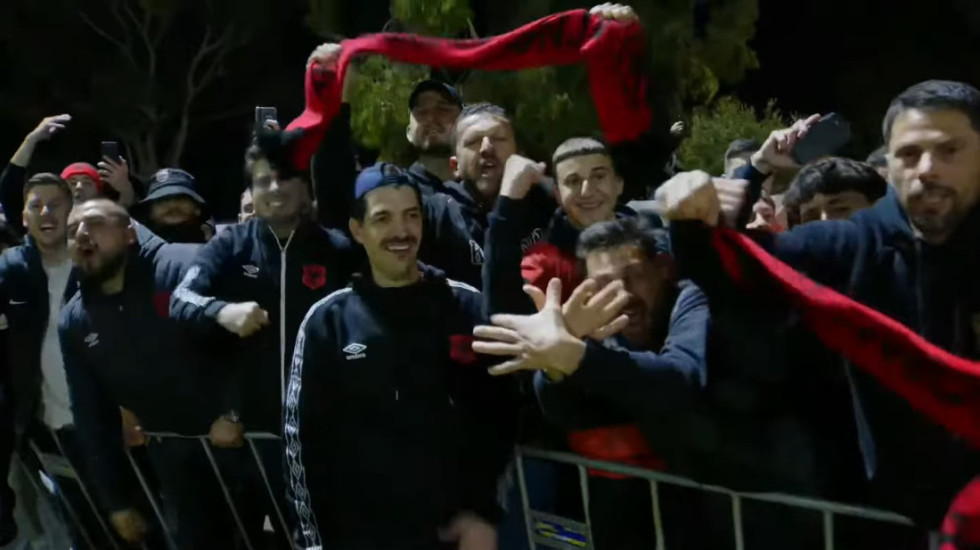 Albanci razbesneli Srbe! Pokazali dvoglavog orla, pa izbila tuča na terenu (VIDEO)