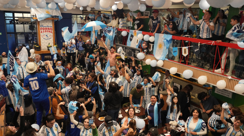 Gore ulice Buenos Ajresa! Milioni Argentinaca slave plasman u veliko finale (VIDEO)