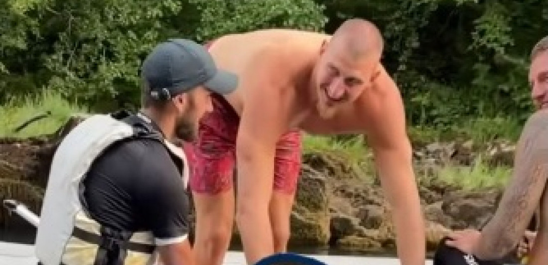 Jokić hit na raftingu na Tari - snimak nasmejao sve: "Brate, mislio sam da si malo deblji" (VIDEO)