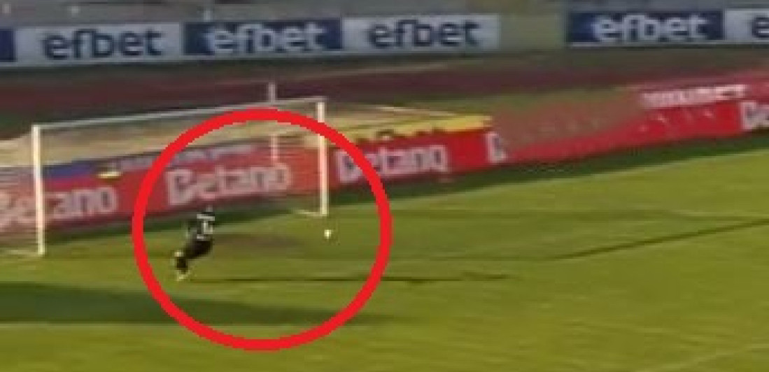 Šta uradi, čoveče?! Golman se obrukao za sva vremena, pa je l' se ovako brani (VIDEO)