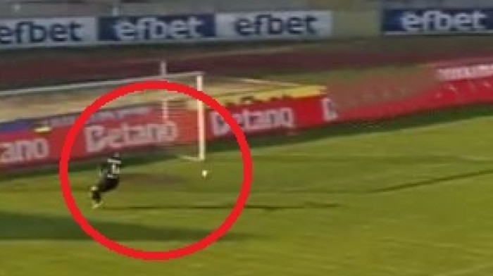 Šta uradi, čoveče?! Golman se obrukao za sva vremena, pa je l' se ovako brani (VIDEO)