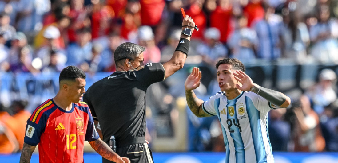 Katastrofa za Argentinu u finalu Mundijala! Fernandez isključen, "gaučosi" sa igračem manje protiv Španije