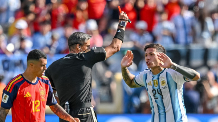 Katastrofa za Argentinu u finalu Mundijala! Fernandez isključen, "gaučosi" sa igračem manje protiv Španije