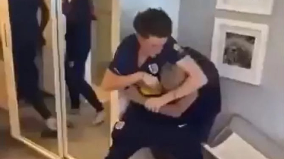 (UZNEMIRUJUĆ VIDEO) Fudbaleri se pesničili do krvi! Isplivao šokantan snimak tuče reprezentacije iz hotela