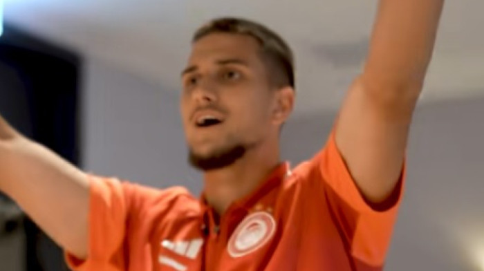 "Ej, od kad sam se rodio" odjekuje Pirejom: Šveđanin ustao pred saigrače i udario po Sinanu (VIDEO)