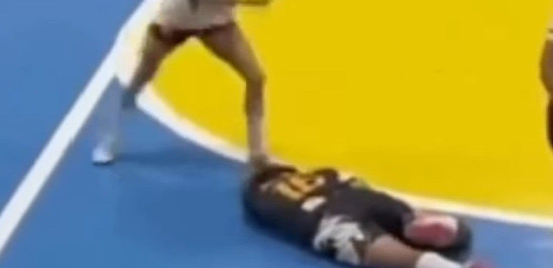 Jeza i horor! Divljački šut u glavu prekinuo meč, za ovo se ide u zatvor (UZNEMIRUJUĆI VIDEO)