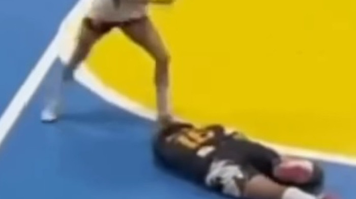 Jeza i horor! Divljački šut u glavu prekinuo meč, za ovo se ide u zatvor (UZNEMIRUJUĆI VIDEO)