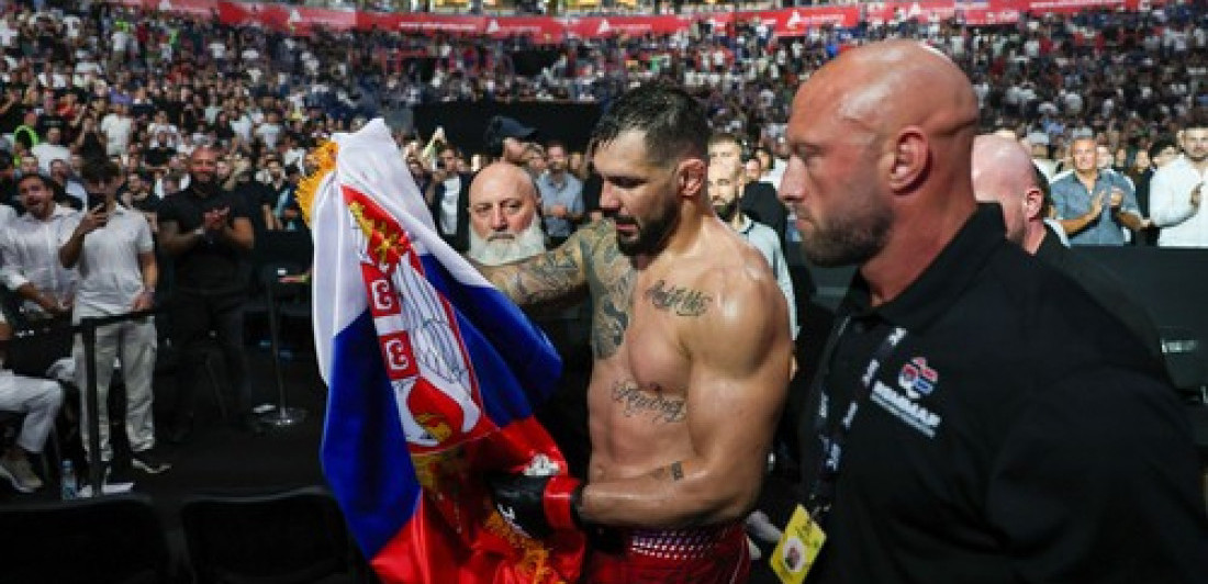 Rakić plakao, nije video decu dva i po meseca: Kada je pokazao šta drži u ruci, cela Arena je zanemela