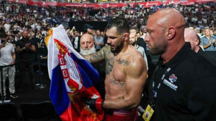 Rakić plakao, nije video decu dva i po meseca: Kada je pokazao šta drži u ruci, cela Arena je zanemela