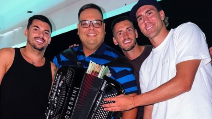 Isplivale cifre: Muzičar uslikao harmoniku posle provoda sa Vlahovićem - evo koliko je bakšiša dobio!