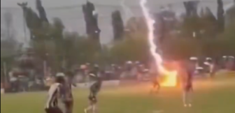 (VIDEO) Uznemirujuć sadržaj! Grom ubio fudbalera (24) usred utakmice, povređeno još 12 osoba